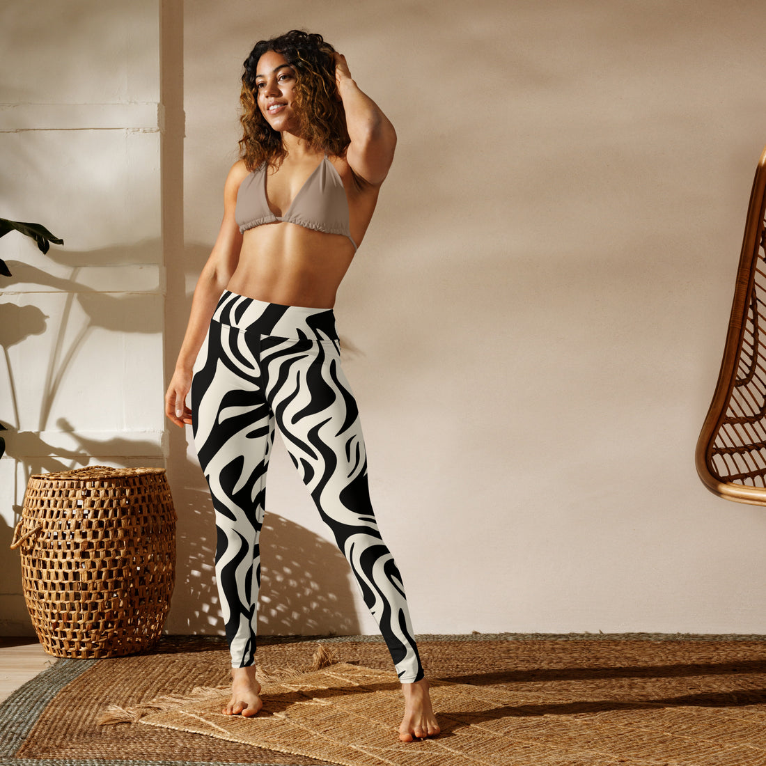 Stylish black and beige wave print yoga leggings, perfect for yoga enthusiasts.